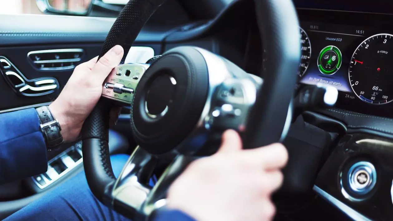 Un român a vândut două Mercedesuri de lux a doua zi după ce le-a închiriat, în Elveția, apoi a dat vina pe un polițist misterios