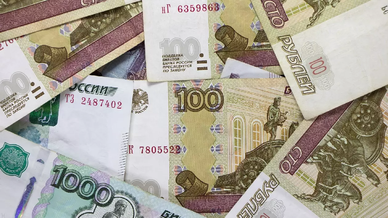 mai multe bancnote de rublă rusească