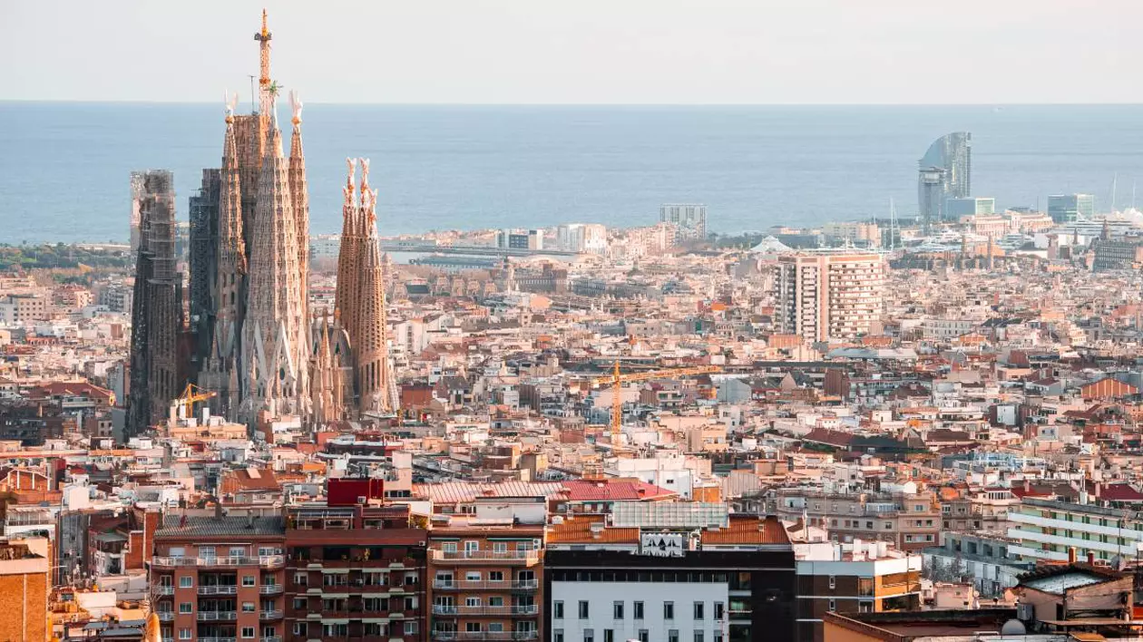 Spania obligă Airbnb să șteargă peste 60.000 de anunțuri ilegale de închiriere. Decizia radicală vine în contextul crizelor de locuințe