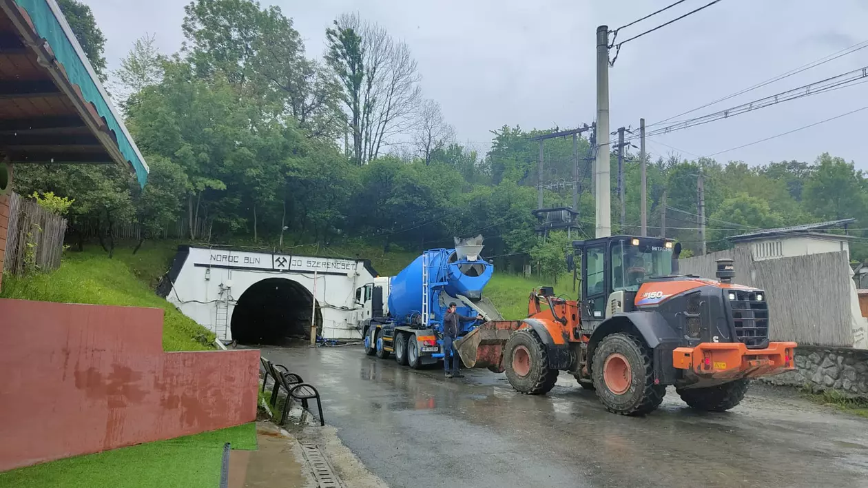 Utilaje la intrarea in Salina Praid