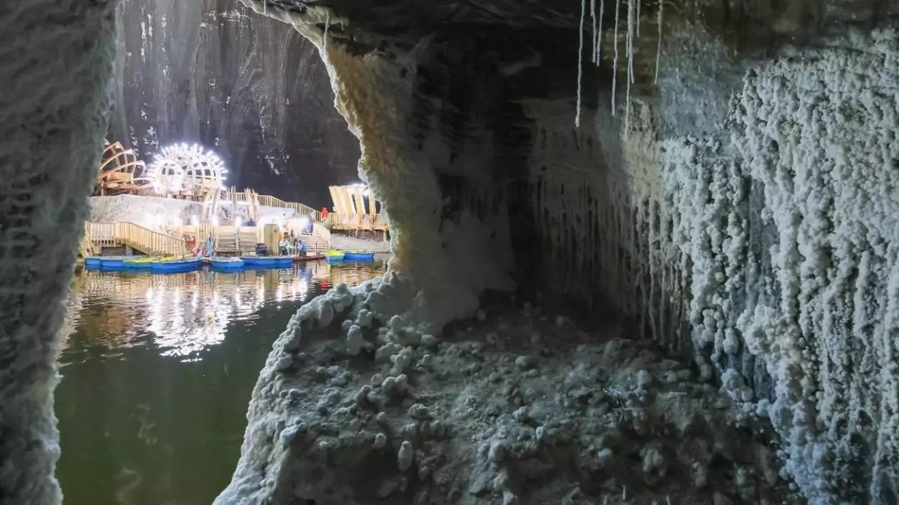 Pereții de sare din interiorul Salinei Turda și zona luminată, amenajată pentru agrement.