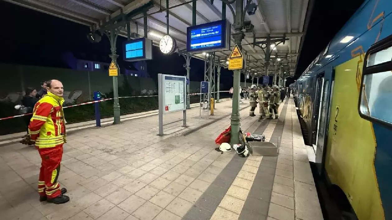 Tren evacuat după ce un pasager a scăpat căștile și și-a blocat mâna sub scaun când încerca să le găsească. Bărbatul, salvat de 11 pompieri
