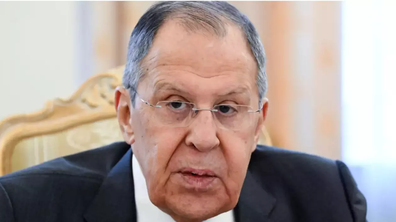 În imagine este ilustrat Serghei Lavrov, îmbrăcat cu costum negru, cămașă albă și poartă ochelari