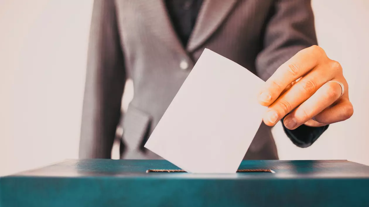 Persoana la costum, pune buletinul de vot in urma
