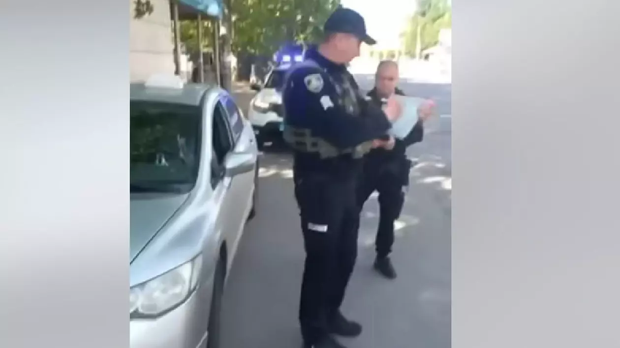 Poliția acuzată că amendează șoferii care se ascund de drone, în Ucraina: „Ai parcat ilegal!” | VIDEO