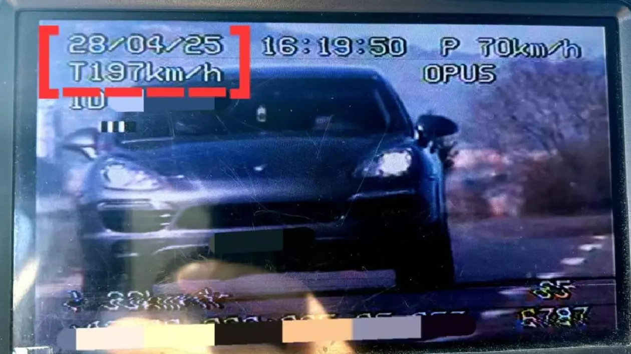 Ecranul unui radar, unde se poate vedea o mașină neagră și viteza cu care circula