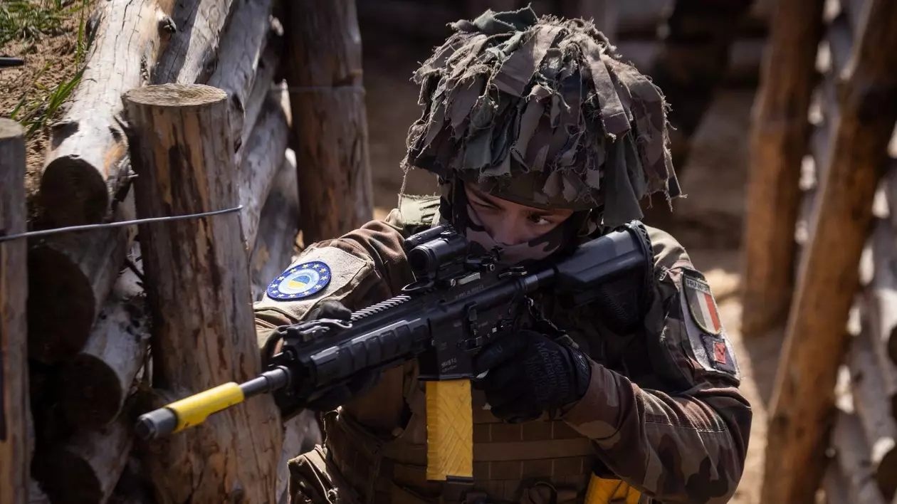 Soldat francez surprins în timp ce ține în mâini o armă, în timpul unui antrenament militar cu ucraineni în Polonia, pe 25 aprilie 2025