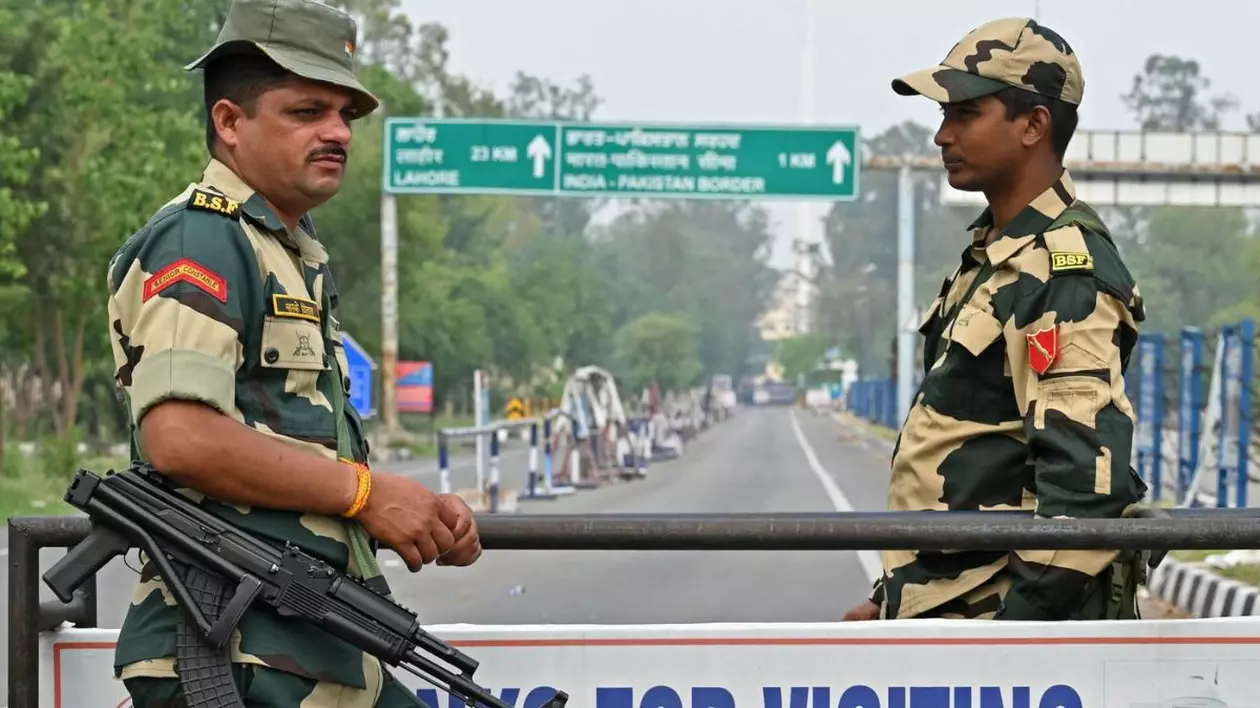Soldați ai Forțelor de Securitate a Frontierei Indiene (BSF) stau de gardă lângă postul de frontieră Wagah dintre India și Pakistan, la aproximativ 35 km de Amritsar, pe 7 mai 2025.