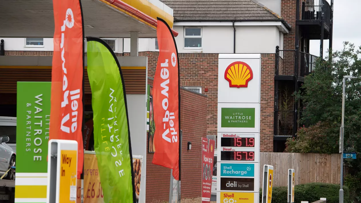 Cea mai mare tranzac&#539;ie petrolier&#259; din ultimul sfert de secol: Shell vrea s&#259; cumpere rivalul BP cu 80 de miliarde de dolari