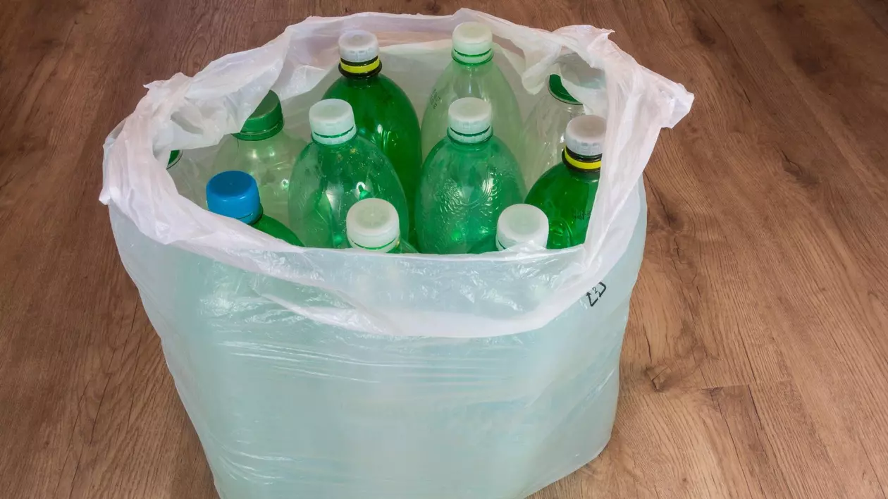Sticle de plastic într-o pungă albă