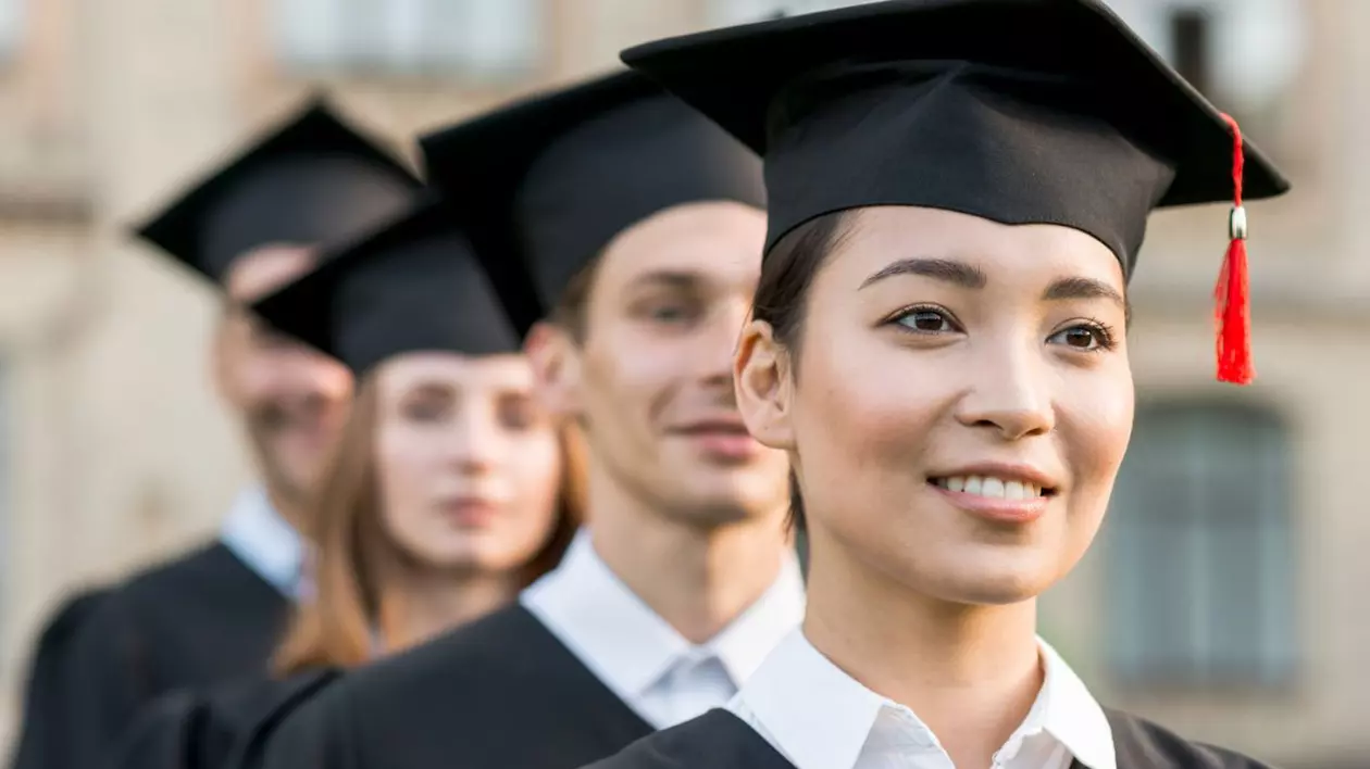 Studenți în timpul ceremoniei de absolvire