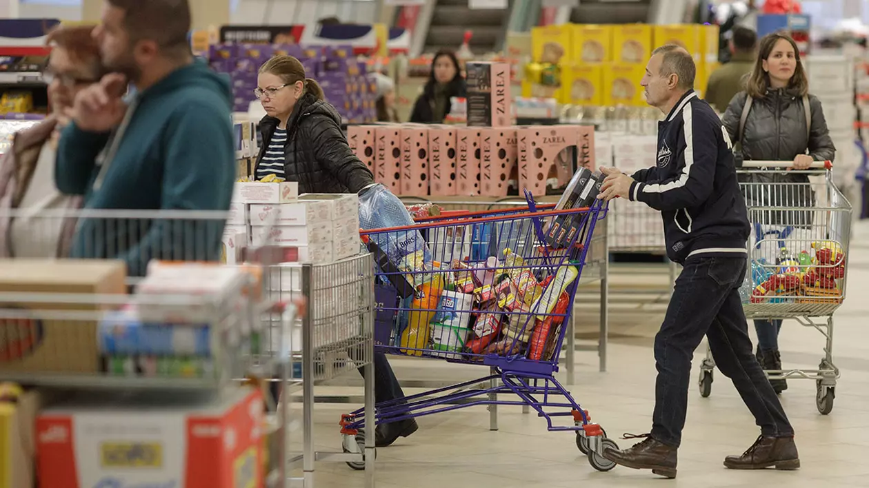 Persoane fac cumpărături într-un supermarket din București, 30 noiembrie 2023.