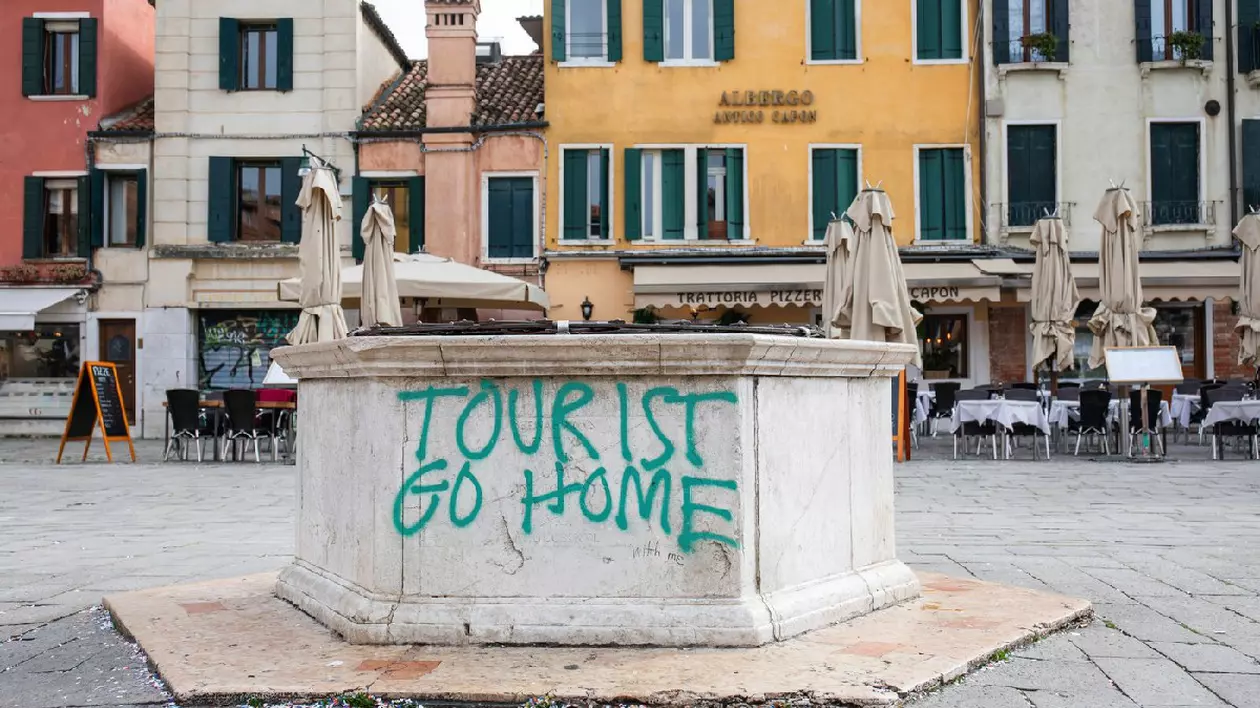 Protest împotriva turismului excesiv, slogan pulverizat pe o fântână, Campo Santa Margerita, Veneția, Italia, Europa