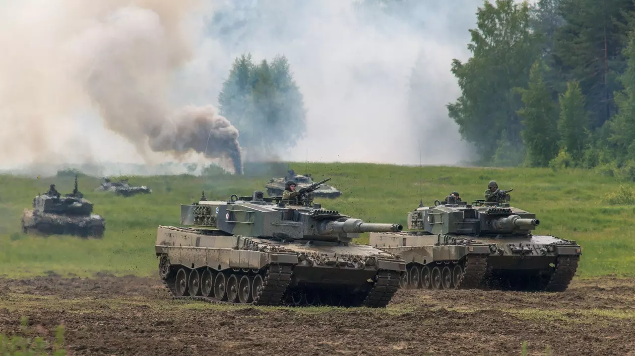 Tancuri de luptă Leopard 2 A4 ale armatei finlandeze în timpul unei demonstrații de luptă