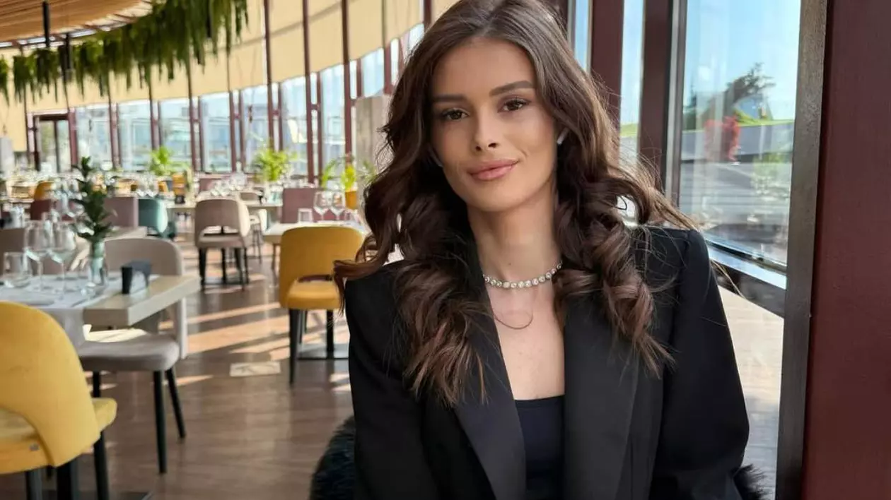 Teodora Marcu de la Insula Iubirii la masă, la un restaurant.