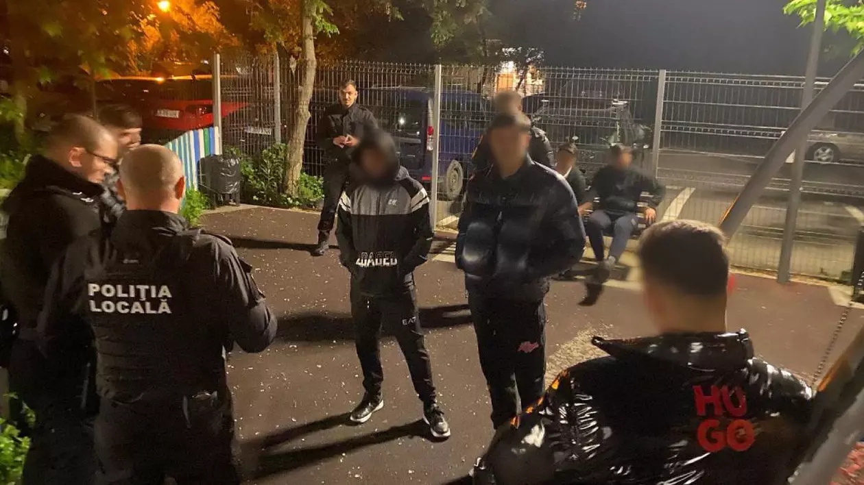 Polițiștii din București i-au obligat pe tineri să măture în parcuri după ce au făcut covoare de mucuri de țigară și coji de semințe: „Nu acceptăm așa ceva”