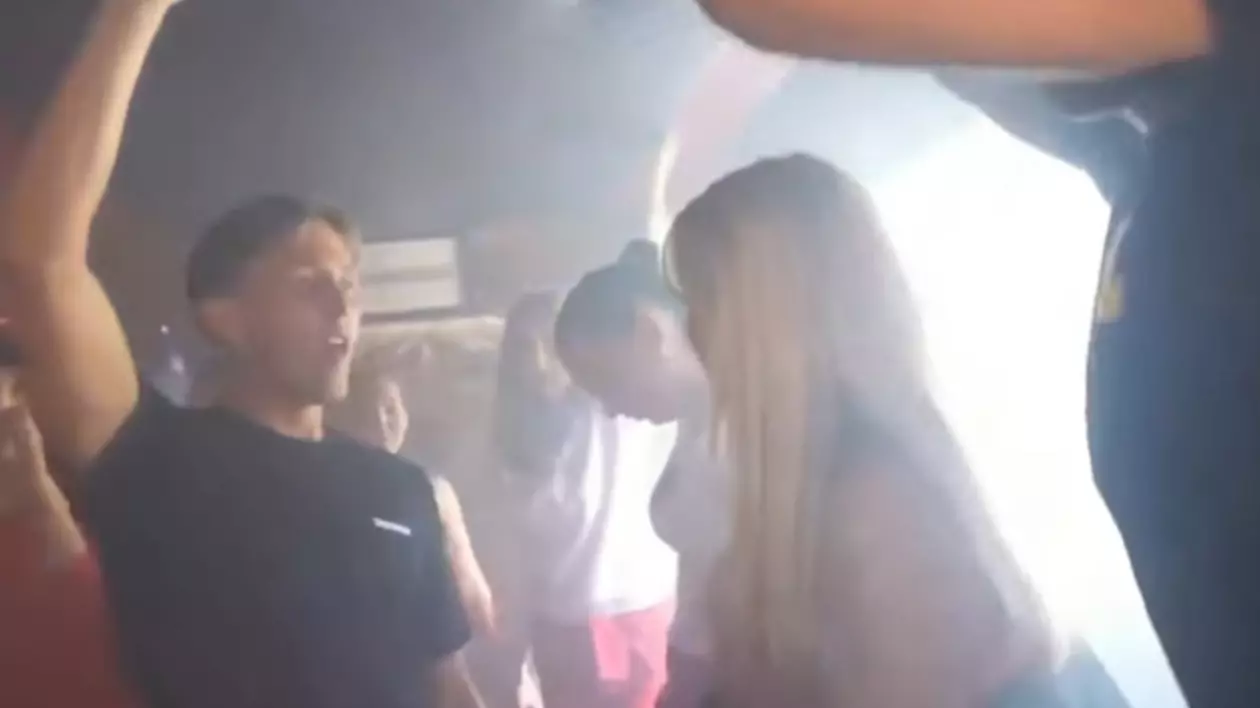 În imagine sunt ilustrați tineri care dansează