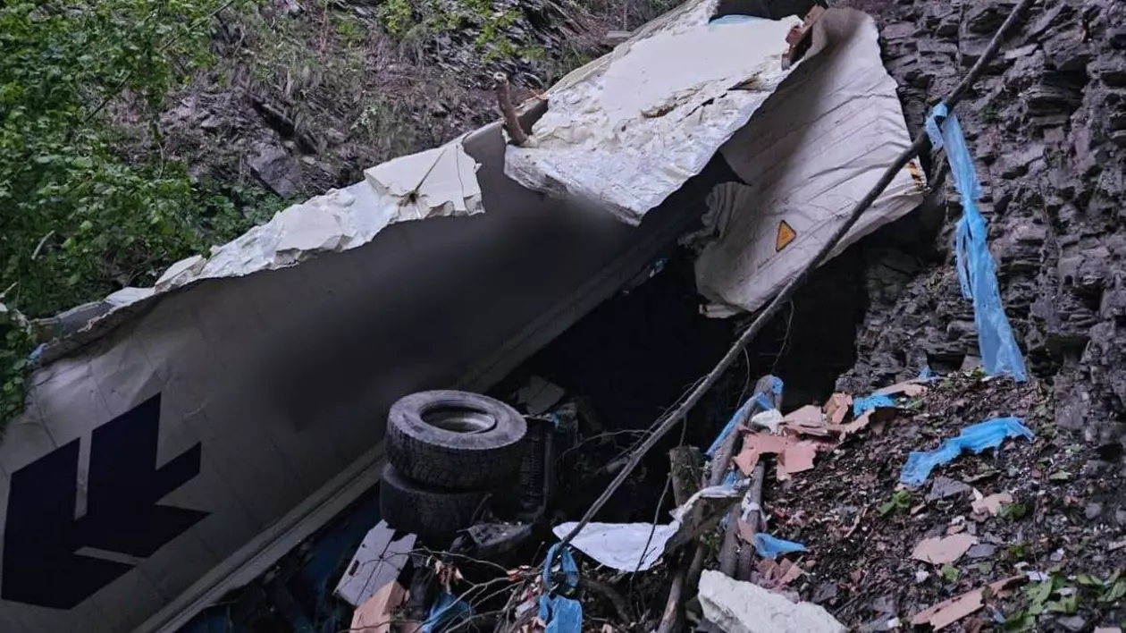 Poză cu TIR-ul căzut în râpă
