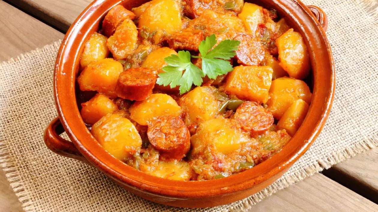 Tocăniță de cartofi cu cârnați – rețete delicioase de tocăniță