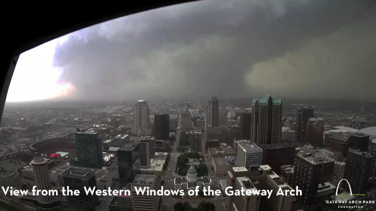 Momentul în care o tornadă uriașă smulge ultimul etaj al unei clădiri rezidențiale din Missouri. Cel puțin 5 oameni au murit și mii de case au fost distruse I VIDEO