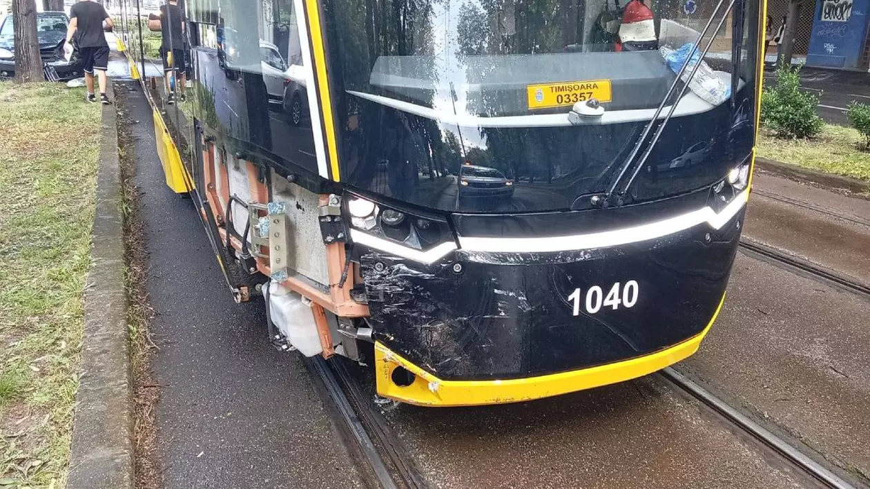 Un tranvai cu negru si galben, pe sine, lovit în urma unui accident