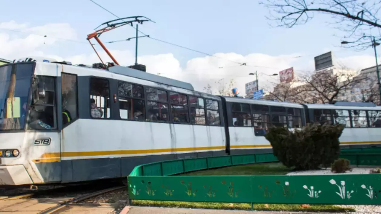 Imaginea prezintă un tramvai care aparține Societății de Transport București (STB), surprins în timpul deplasării, într-o curbă.