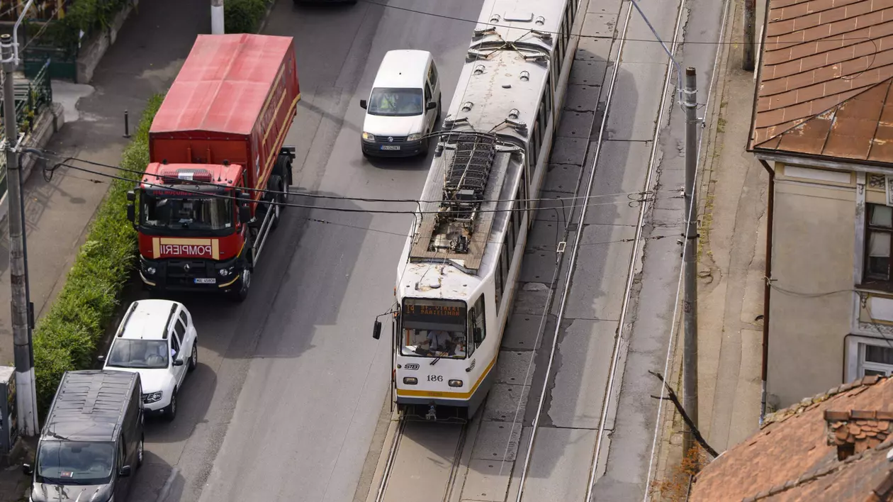 Un pieton a fost lovit de tramvai în București, în zona Piața Obor. Circulația pe liniile 1 și 10 este blocată