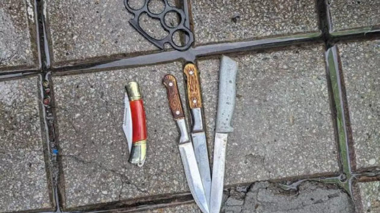 trei cuțite și un briceag confiscate de politisti asezate pe caldaram