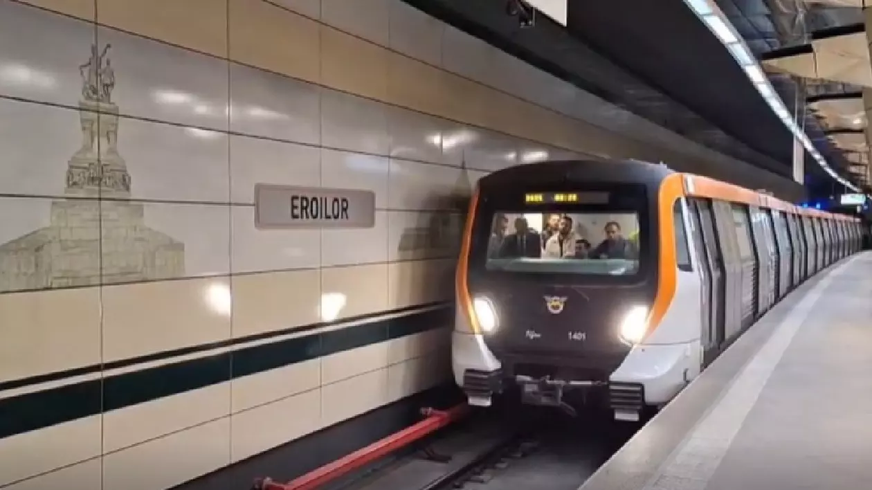 Tren de metrou portocaliu/argintiu în stația eroilor