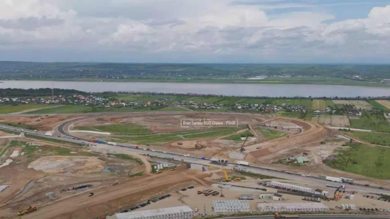 Imagini din dronă cu tronsonul 4 al autostrăzii A1 Craiova-Pitești. În ce stadiu au ajuns lucrările și când ar putea fi gata | VIDEO