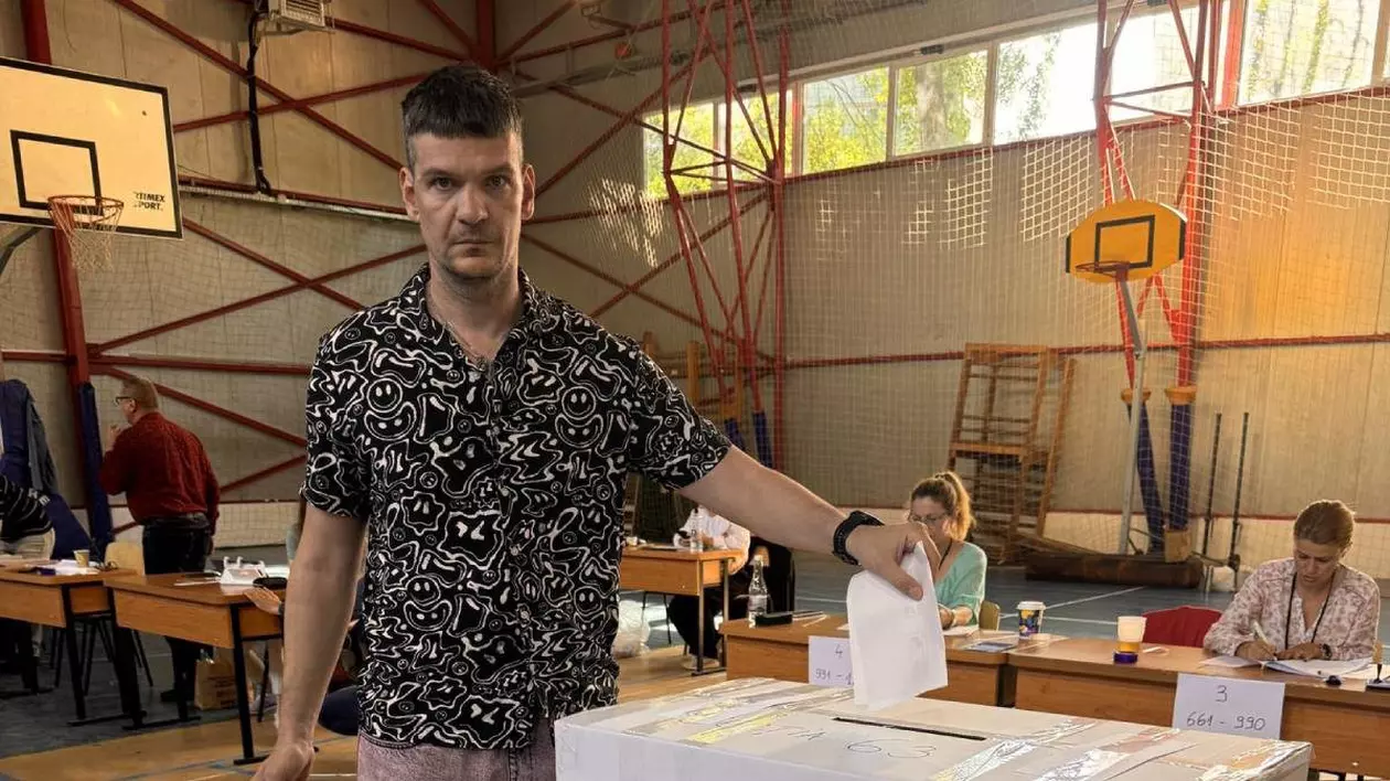 Tudor Chirilă surprins cu buletinul de vot la alegerile prezidențiale 2025 într-o mână, înainte de a-l introduce în urnă