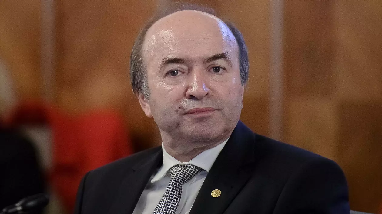 În imagine este Tudorel Toader, îmbrăcat în sacou negru și cămașă albă