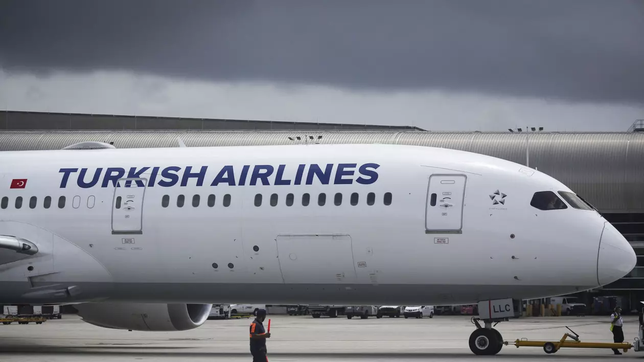 Amendă pentru pasagerii care se ridică de pe scaun înainte de oprirea avionului: „Țineți centura cuplată până la poziția de parcare”