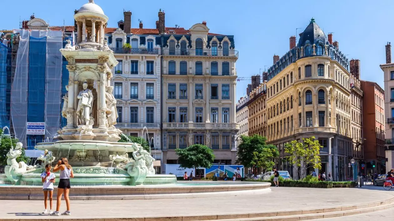Fântâna din casa lui Jacobin din Lyon, Franța, blocuri, cladiri, vara, doi tusiti langa fantana