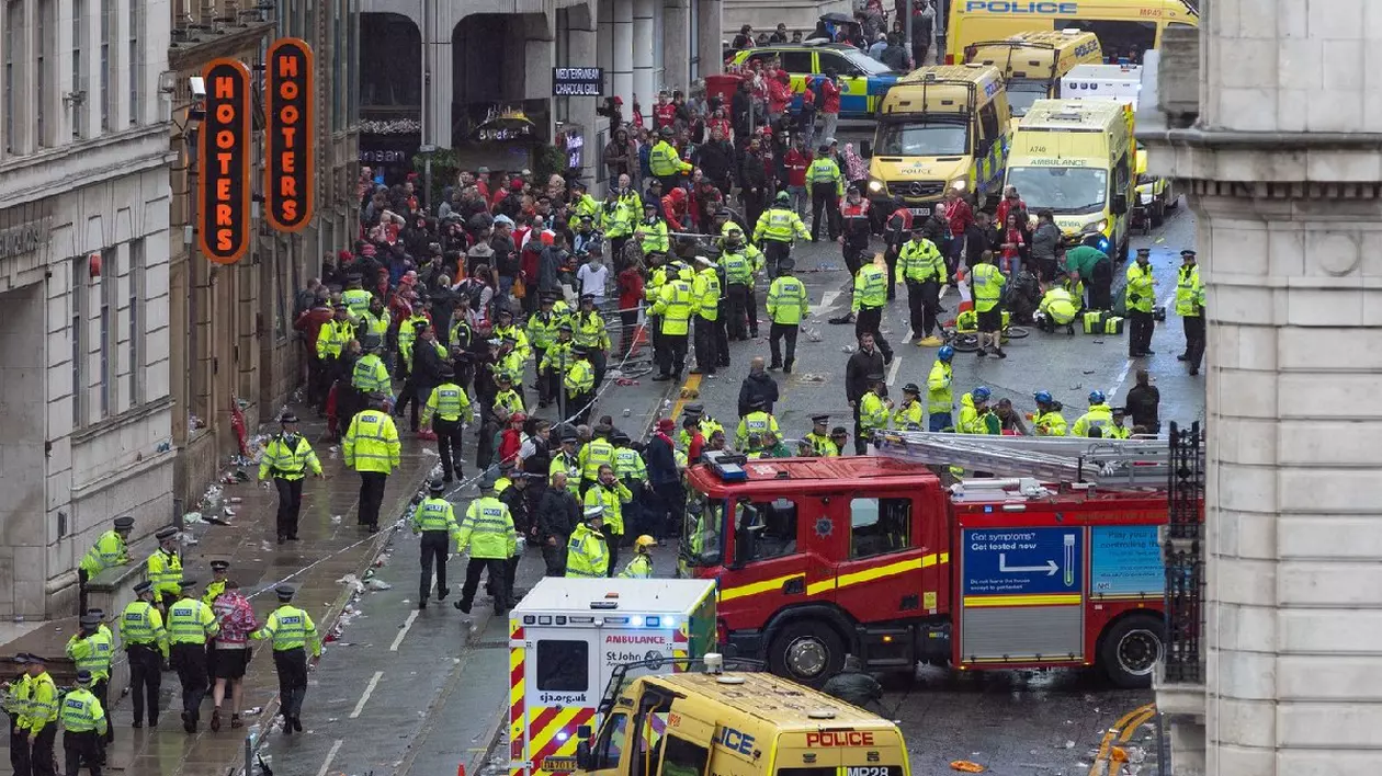 Poliția și serviciile de urgență participă la un incident de urgență după parada Liverpool Parada pentru titlul Liverpool Premier League