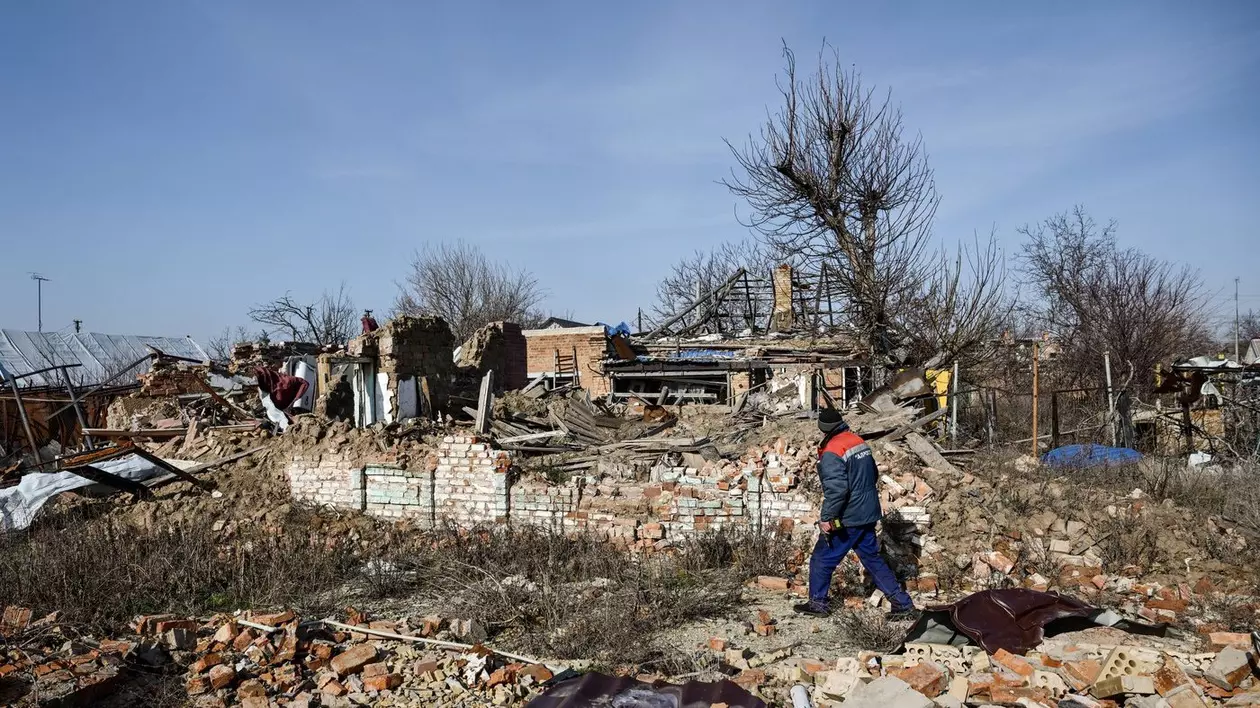 Un bărbat trece printre case distruse în Orihiv, oraș situat pe linia frontului din Ucraina Foto: Profimedia