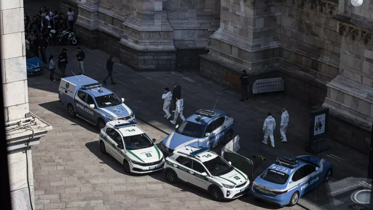 Un criminal s-a aruncat de pe Domul din Milano, în mijlocul zilei, printre turiști: „Piața s-a golit într-o clipă”
