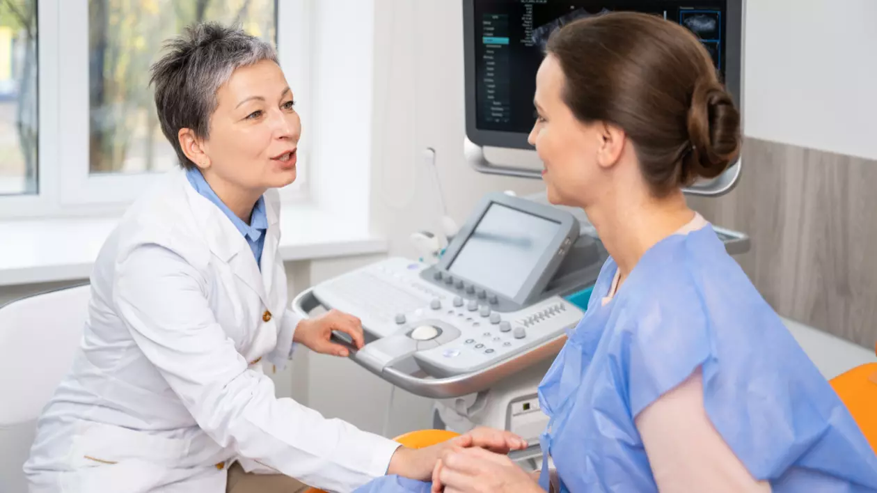 în imagine este ilustrat un doctor care vorbește cu o pacientă.
