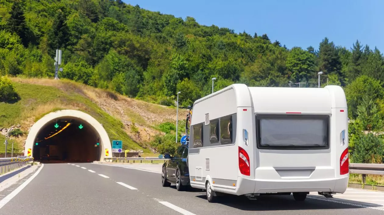 Vedere pitorească, rulotă, rulotă, autocaravană, vehicul, autostradă, drum, munte, nor, zi de vară.
