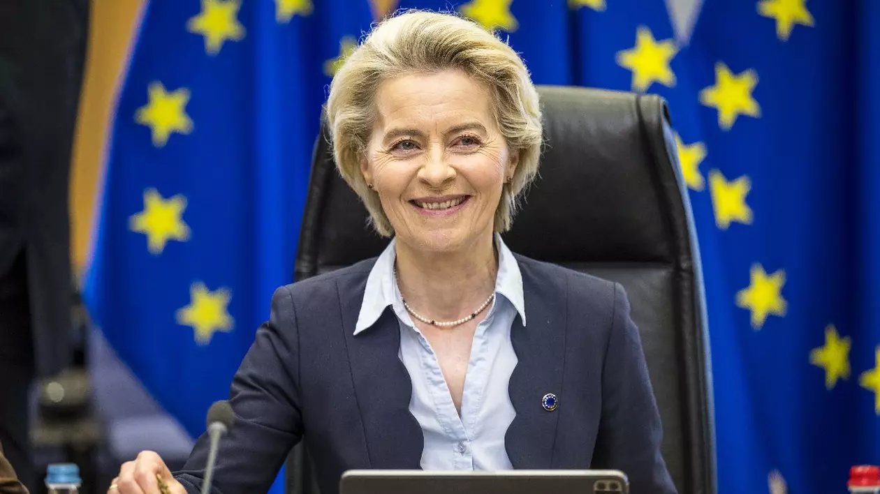 14 mai 2025, Belgia, Bruxelles: Președintele Comisiei Europene, Ursula von der Leyen, prezidează reuniunea săptămânală a comisarilor la clădirea Berlaymont din Bruxelles, în sacou bleumarin și cămașă bleu, pe un scaun, cu steagul UE în spate