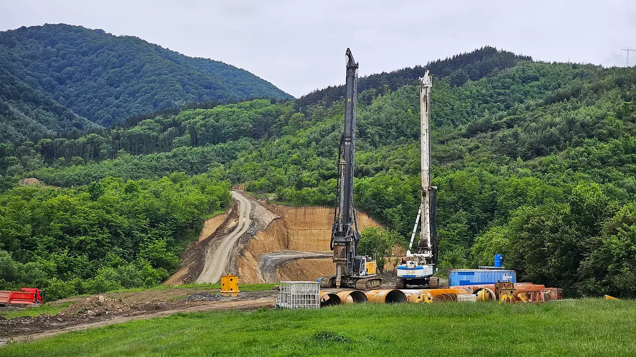 Vedere din teren, zona Boița. Două foreze pentru execuția piloților forați așteaptă autorizația de construire.