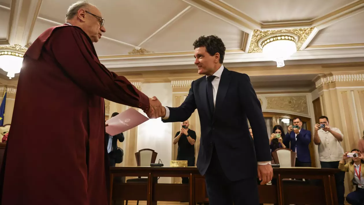 Un judecător CCR dă mâna cu Nicușor Dan