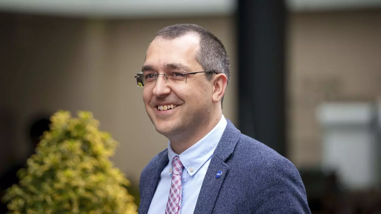 Vlad Voiculescu, zâmbind, în fața Biroului Electoral Central, 25 aprilie 2024