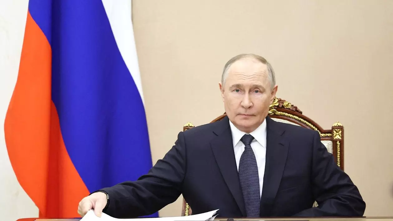Vladimir Putin a pus patru cruci în loc de patru diamante pe noua stemă a Kremlinului