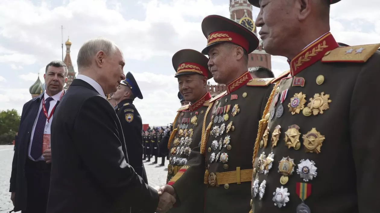 Cine e generalul nord-coreean îmbrățișat de Vladimir Putin în Piața Roșie din Moscova, pe 9 mai