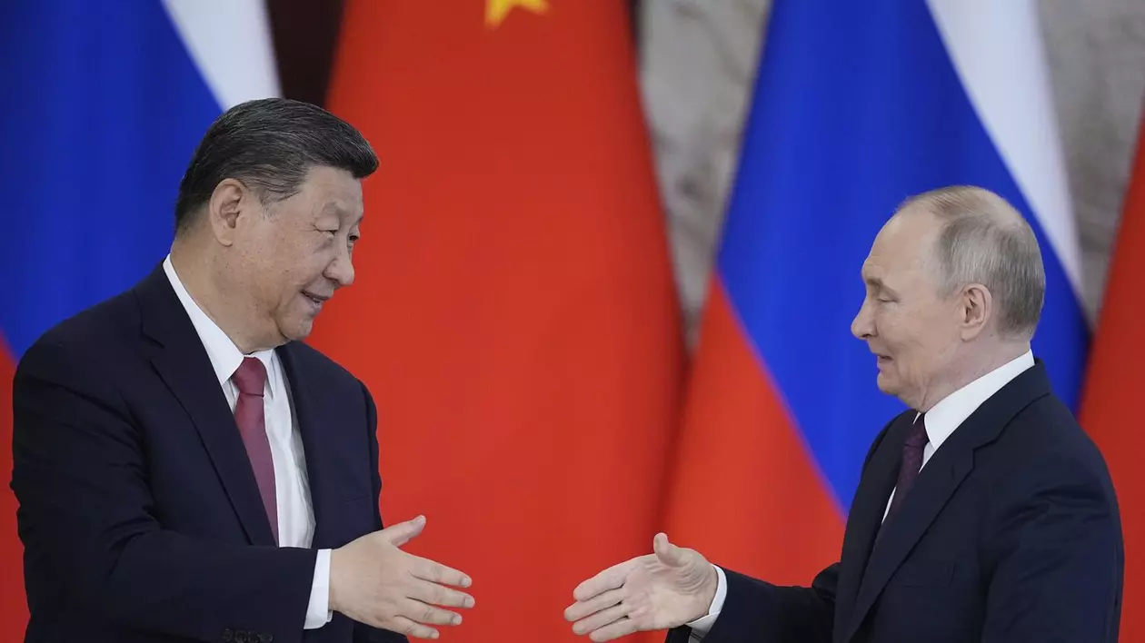 Vladimir Putin (dreapta) dă mâna cu Xi Jinping, la Kremlin Foto: Profimedia