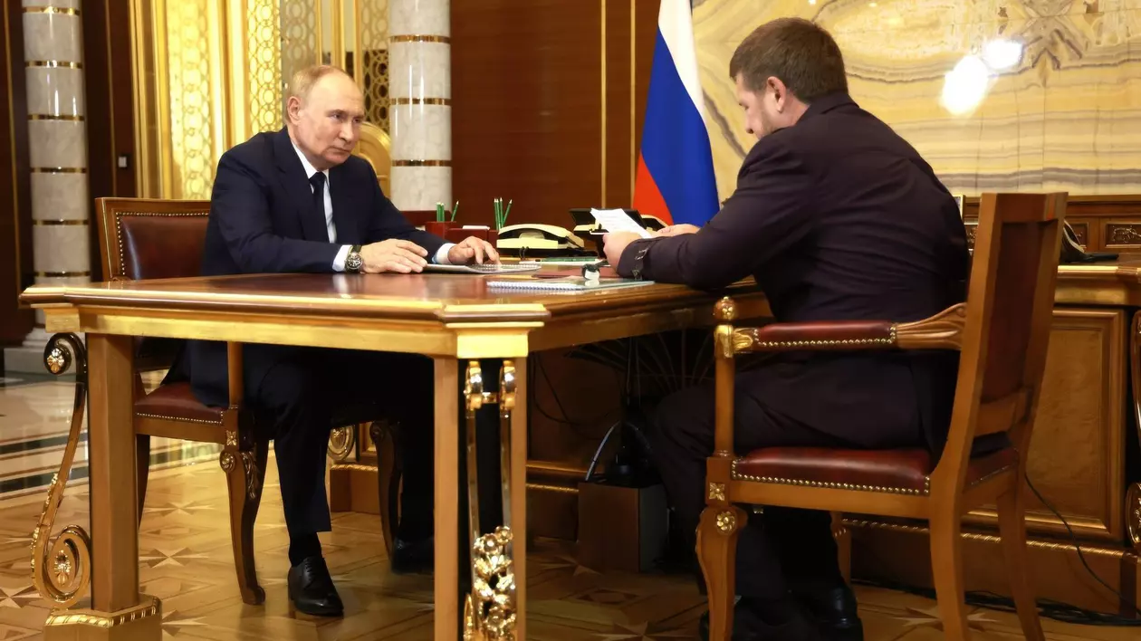 Vladimir Putin (stânga) și Ramzan Kadîrov (dreapta) surprinși în timp ce stau față în față, în cursul unei întâlniri desfășurate la Groznîi pe 20 august 2024. Liderul cecen ține în mâini o hârtie