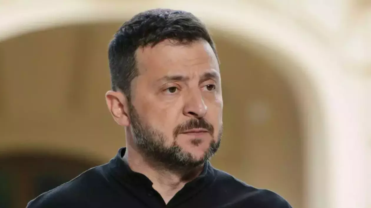 În imagine este ilustrat Volodimir Zelenski îmbrăcat în bluză neagră