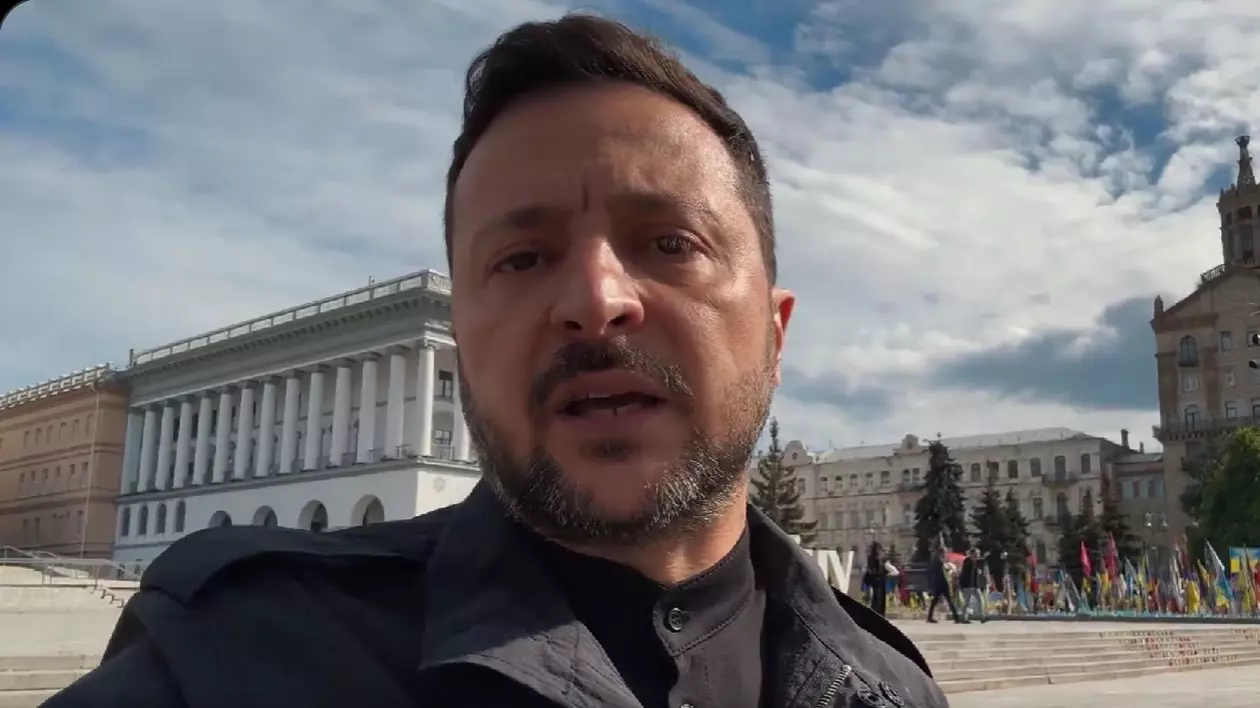 Volodimir Zelenski s-a filmat în timp ce a făcut o plimbare de unul singur, prin Kiev, dee Ziua Victoriei Captură X @ZelenskyyUa