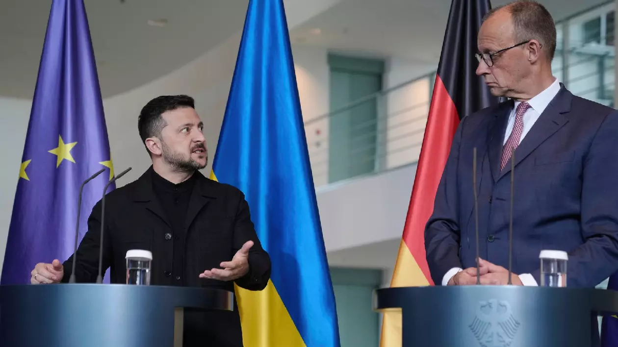 Volodimir Zelenski îl privește pe Friedrich Merz în timpul unei întâlniri